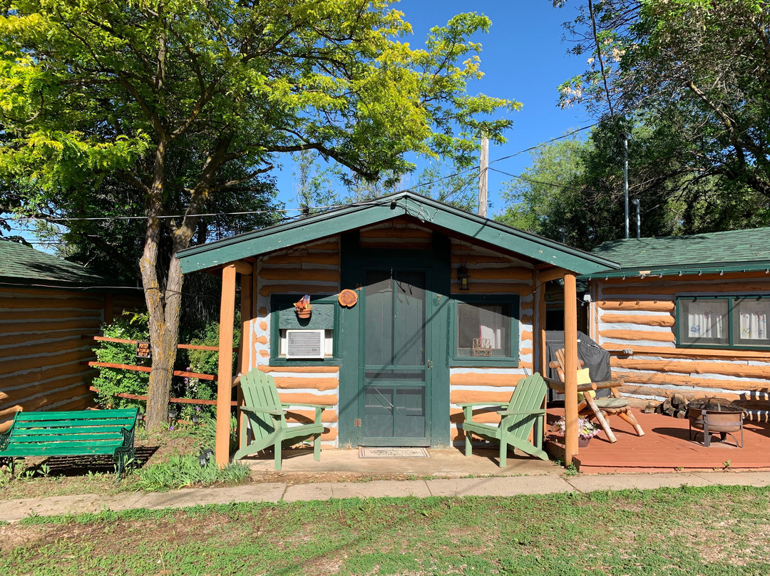 Historic Log Cabin Motel主图
