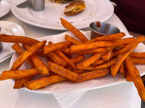 Burntwood Tavern主图