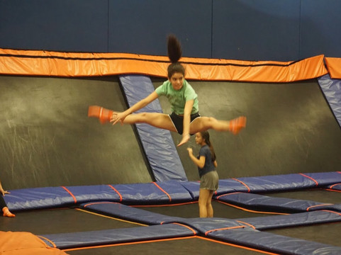 Sky Zone Trampoline Park-多拉必去景点