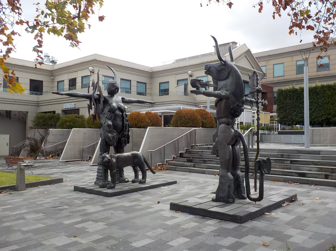 The Sun & The Moon Sculpture - Paul Juraszek-Malvern必去景点