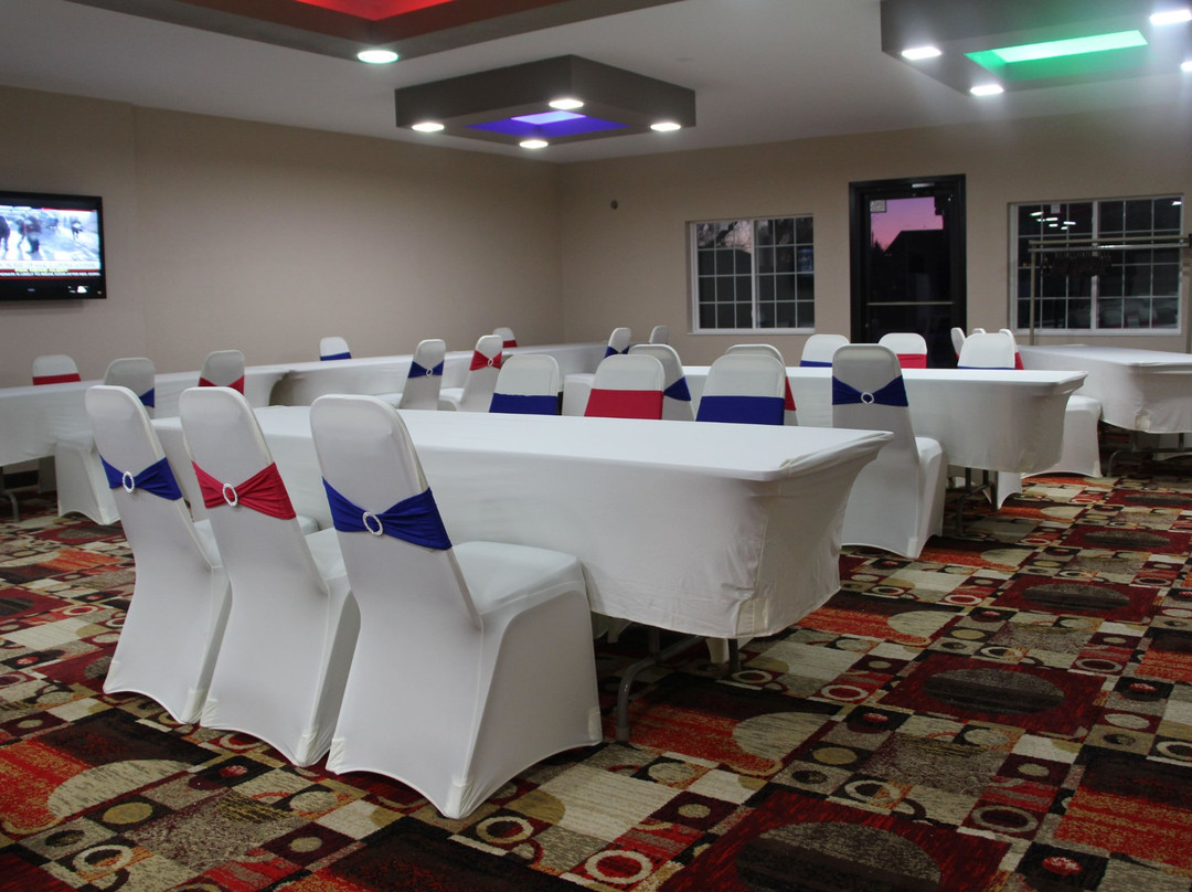 Westbridge Inn & Suites主图