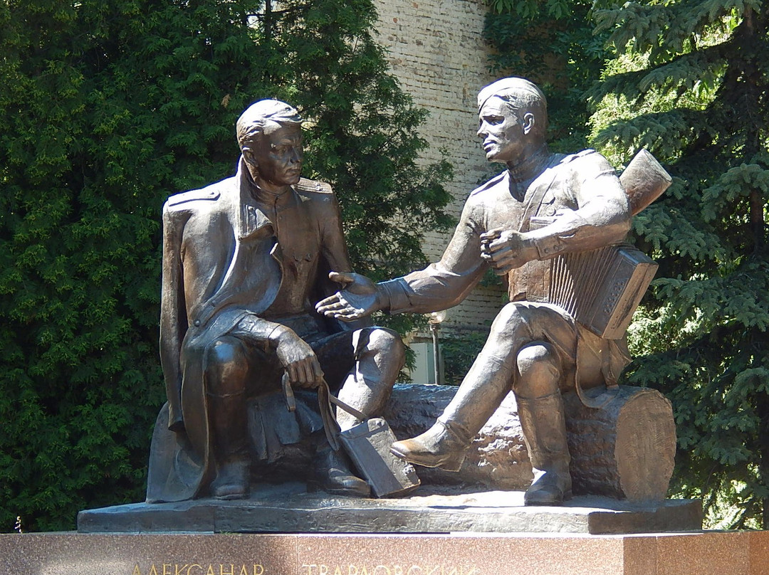 Monument to Aleksandr Tvardovskiy and Vasiliy Tyorkin-Smolensk必去景点