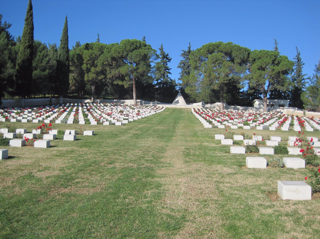 Karasouli Military Cemetry景点图片