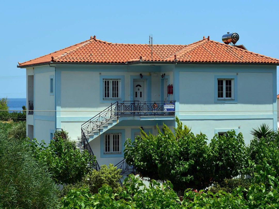 Troumpas Family Rooms and Apartments主图