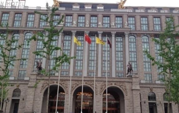 美泉宫饭店主图