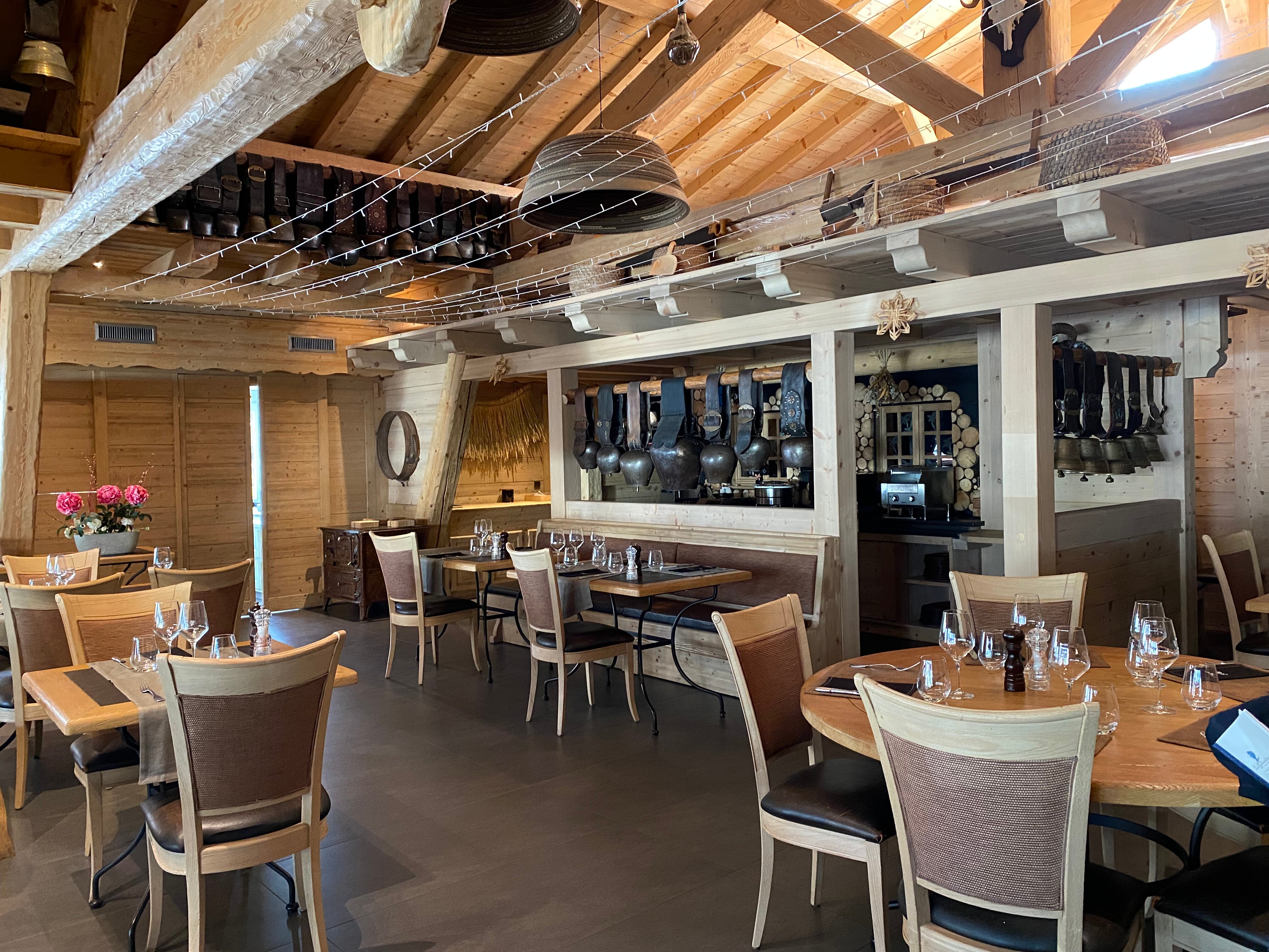 Les Gentianettes - The Originals Relais-餐饮