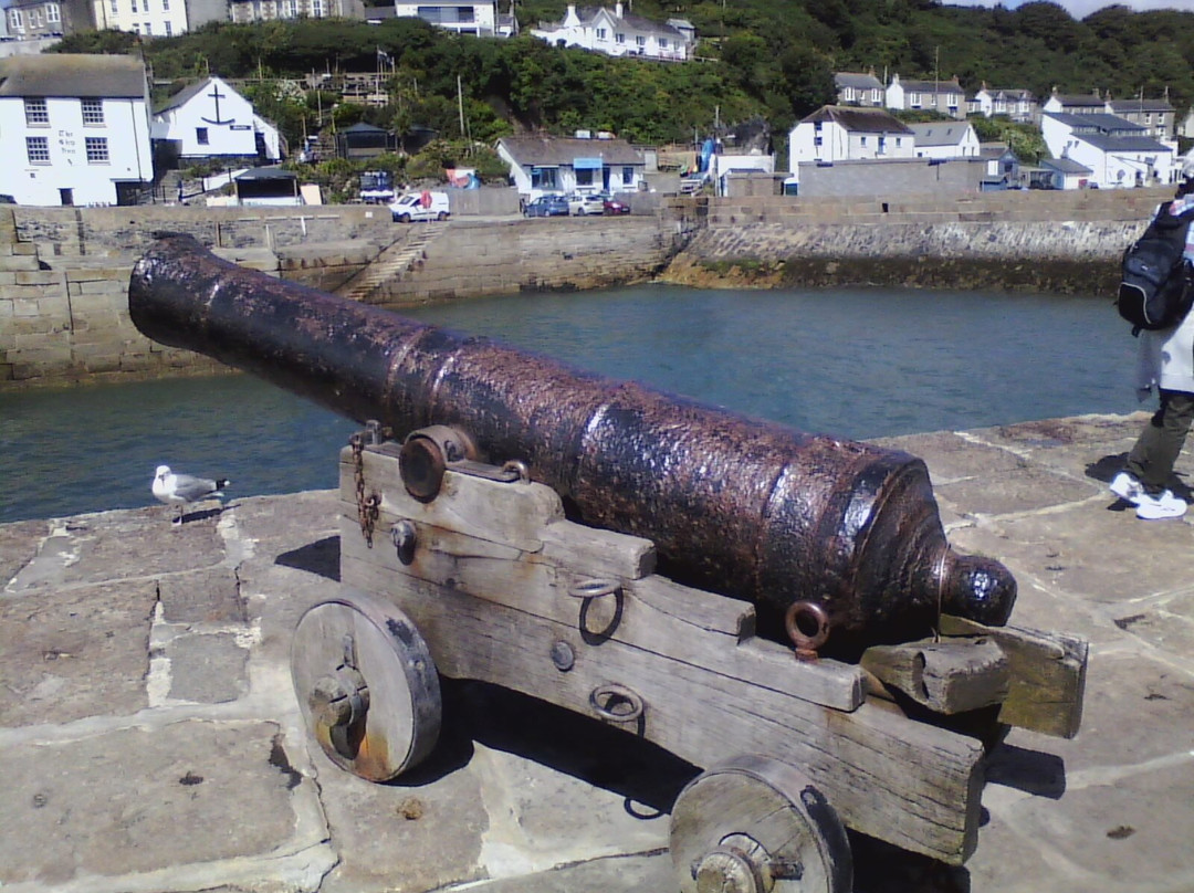 Cannon On The Harbour At Porthleven景点图片