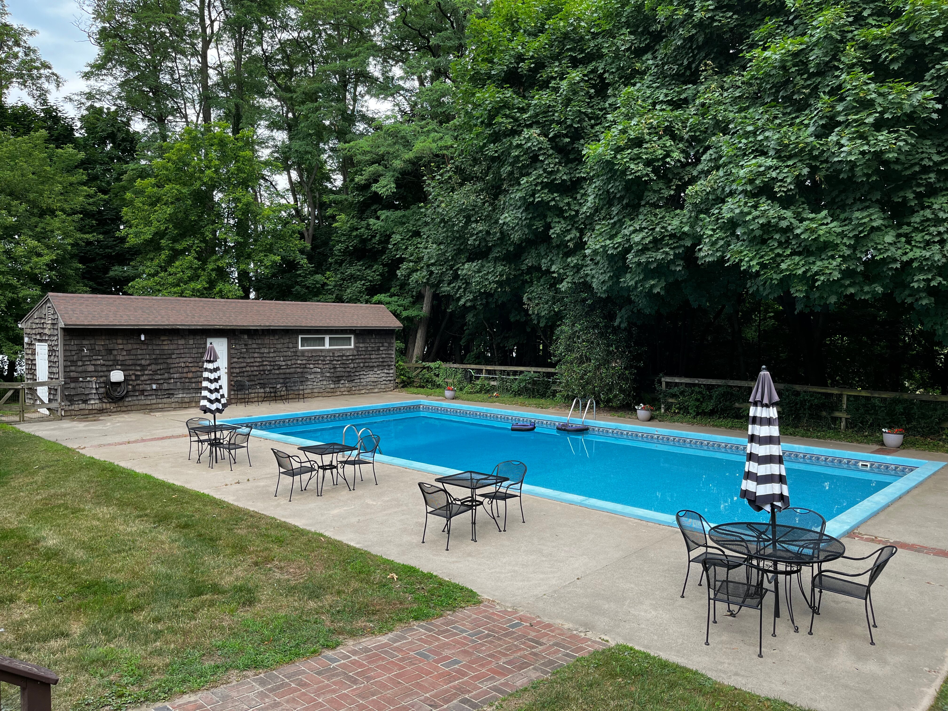 The Cliffs Bed & Breakfast At Sodus Point-泳池