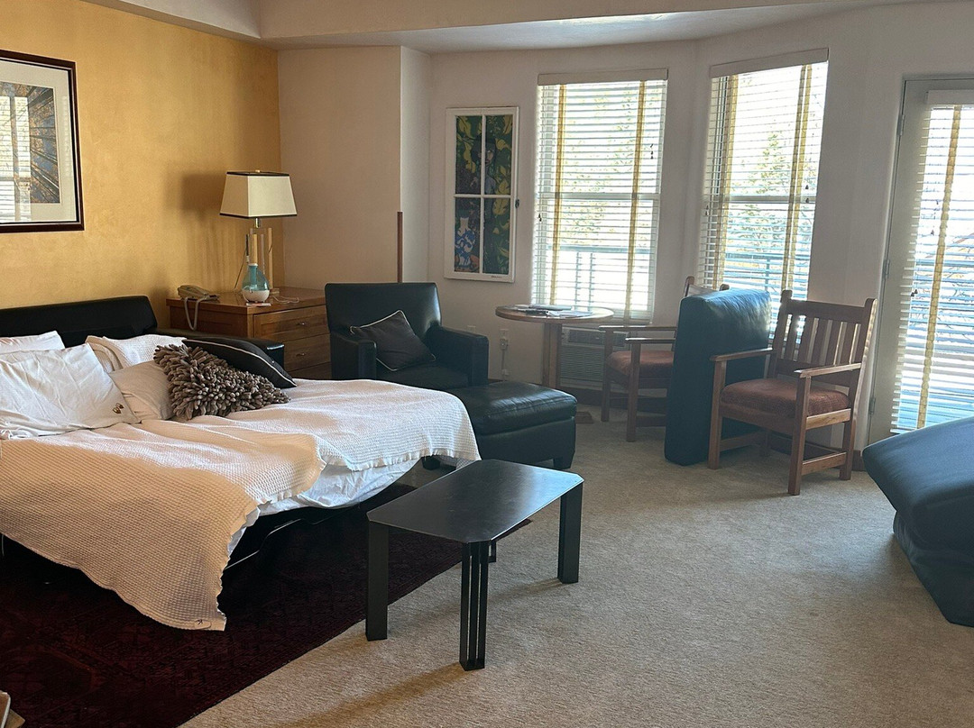 Camel's Garden Hotel & Condominiums主图