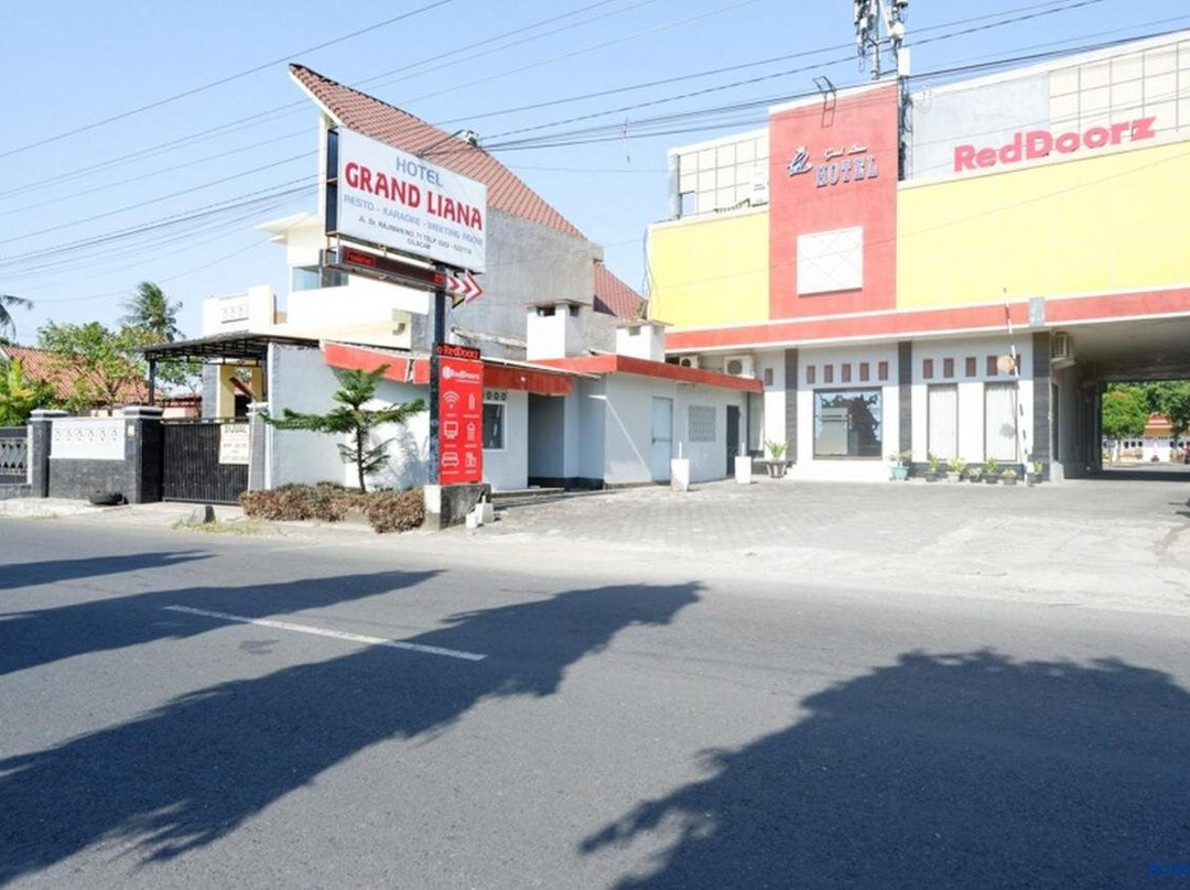 RedDoorz Plus Near Stadion Wijaya Kusuma