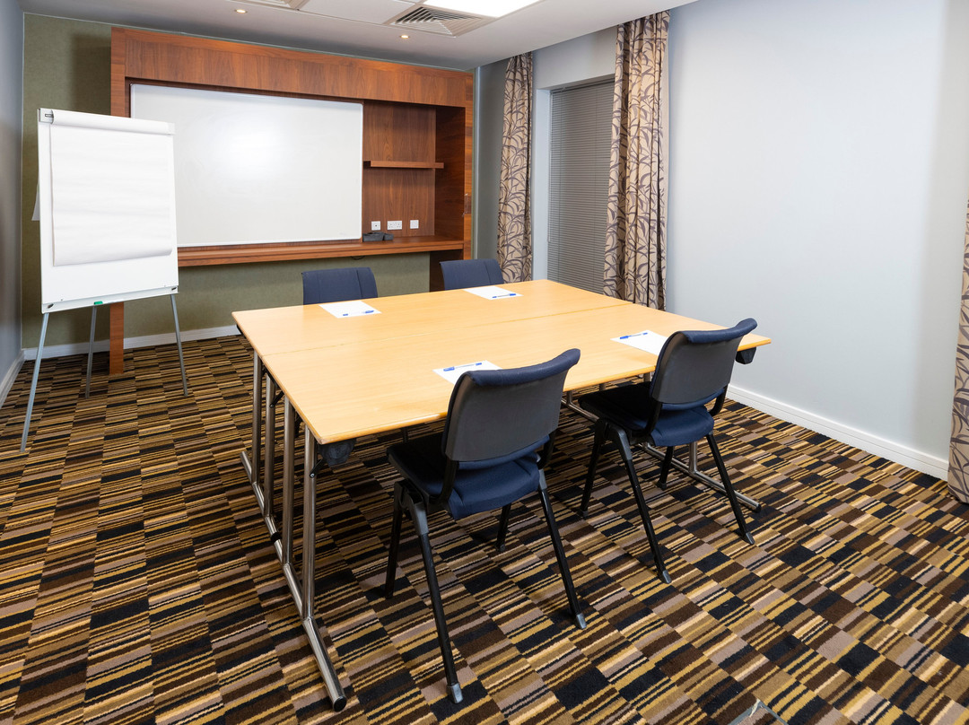 快捷假日斯蒂夫尼奇酒店主图