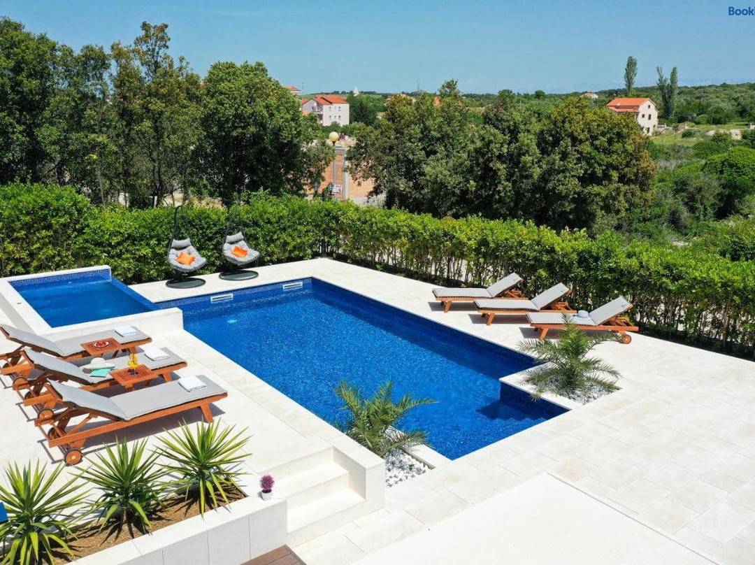 Villa Pino with Pool, Sauna & Jacuzzi