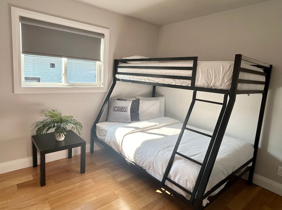 Cribs On The Hill主图