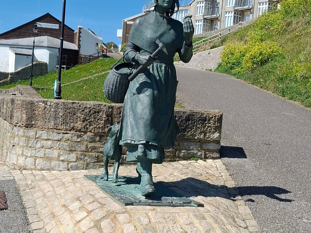 Mary Anning Rocks Statue-莱姆里杰斯必去景点