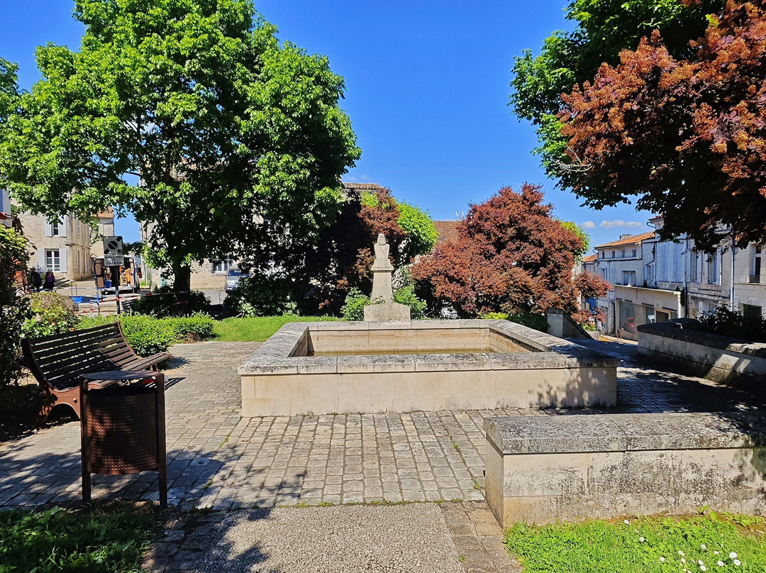 Monument À Théodore Agrippa D'aubigné-Pons必去景点