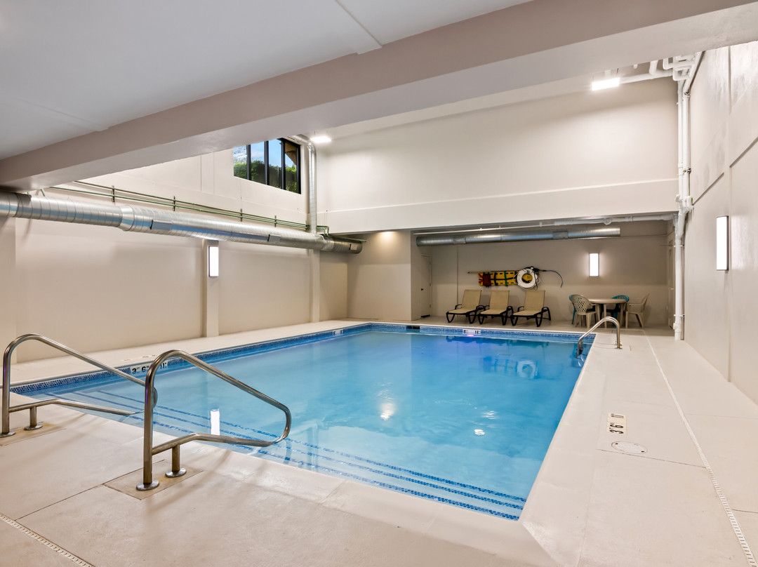 Beachfront Hotel Houghton Lake主图