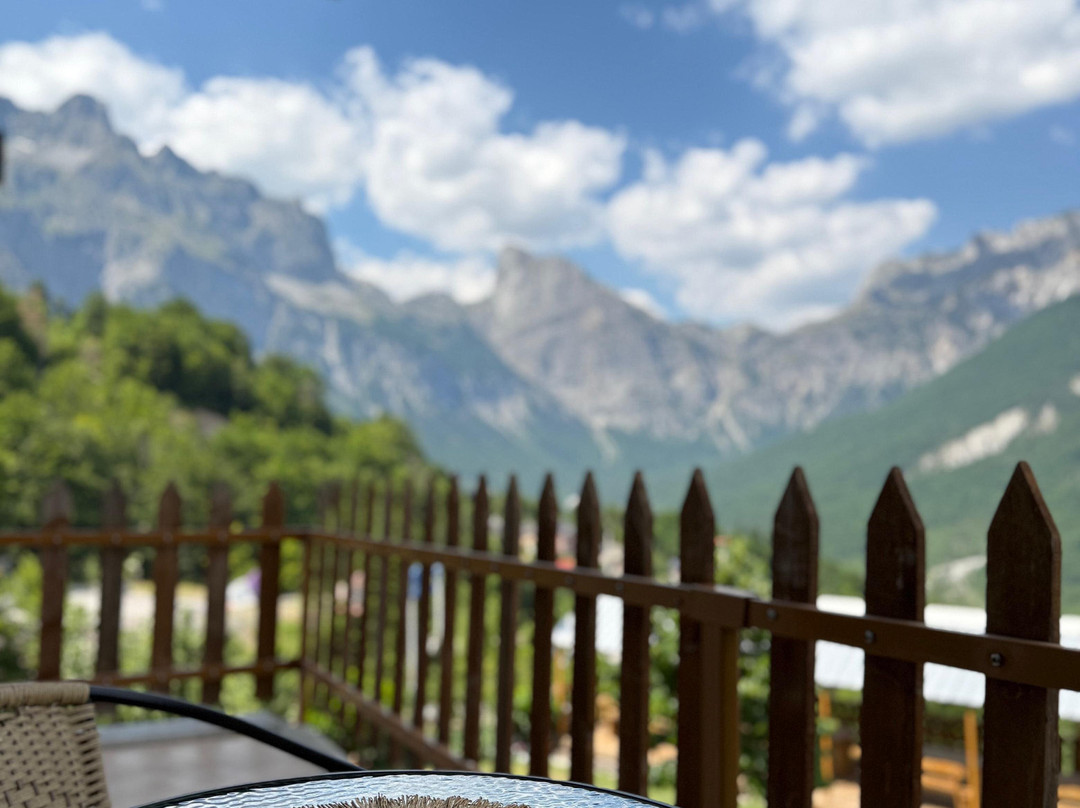 Vellezrit Guri Restaurant/Hotel主图