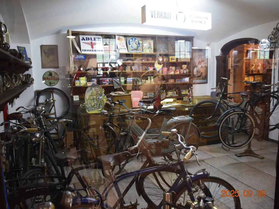 Zylinderhaus Nostalgie & Oldtimer Museum-贝恩卡斯特尔－屈斯必去景点