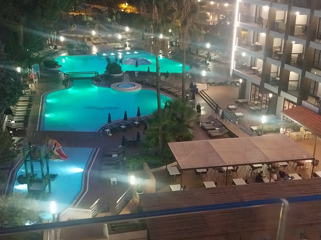 Golden Avenida Family Suites主图