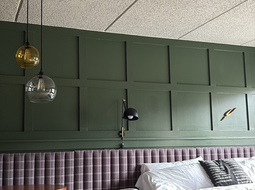 Hunter Lodge, a Bluebird by Lark主图