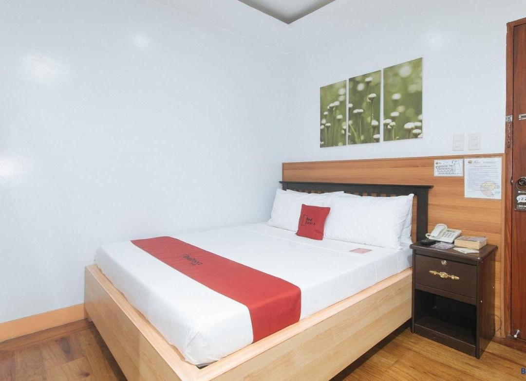 RedDoorz @ Nick Hotel Isabela