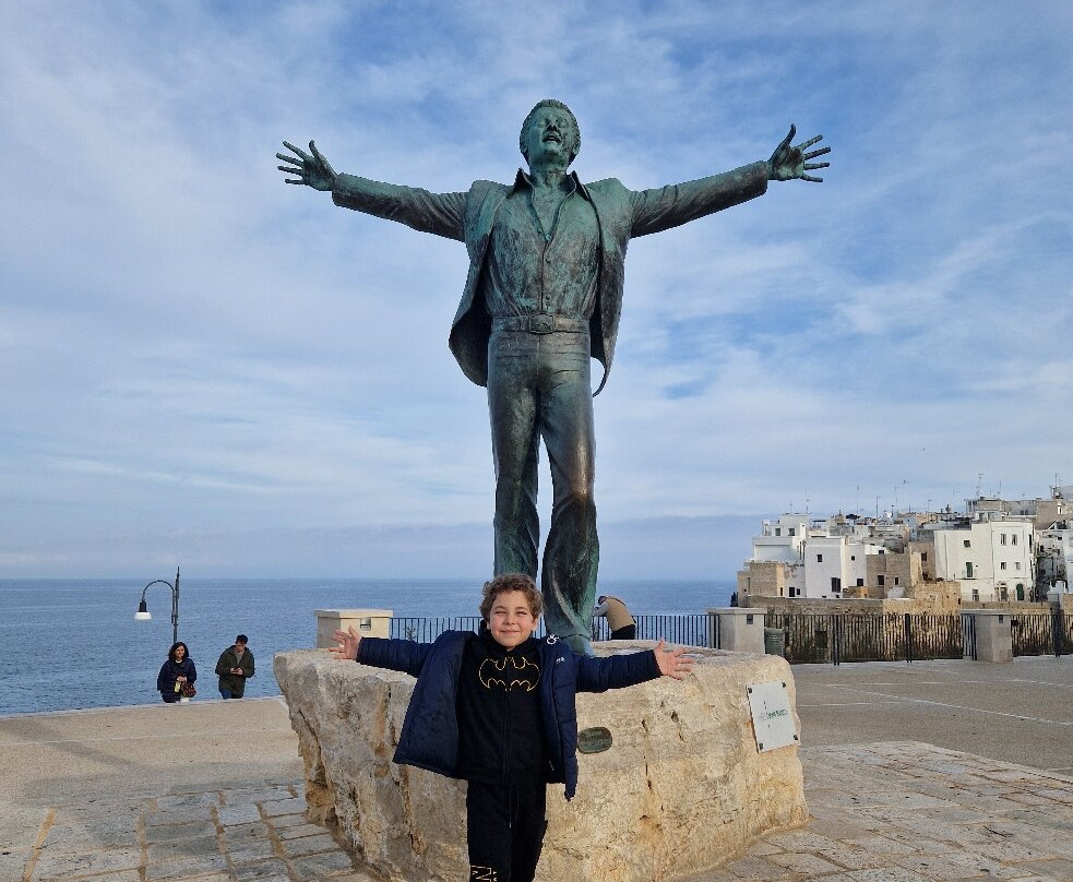 Statua di Domenico Modugno-波利尼亚诺阿马雷必去景点
