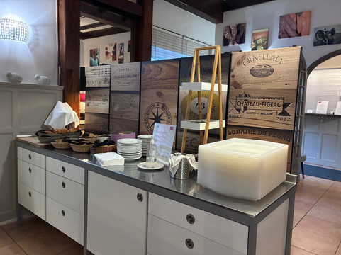 德喀斯酒店主图