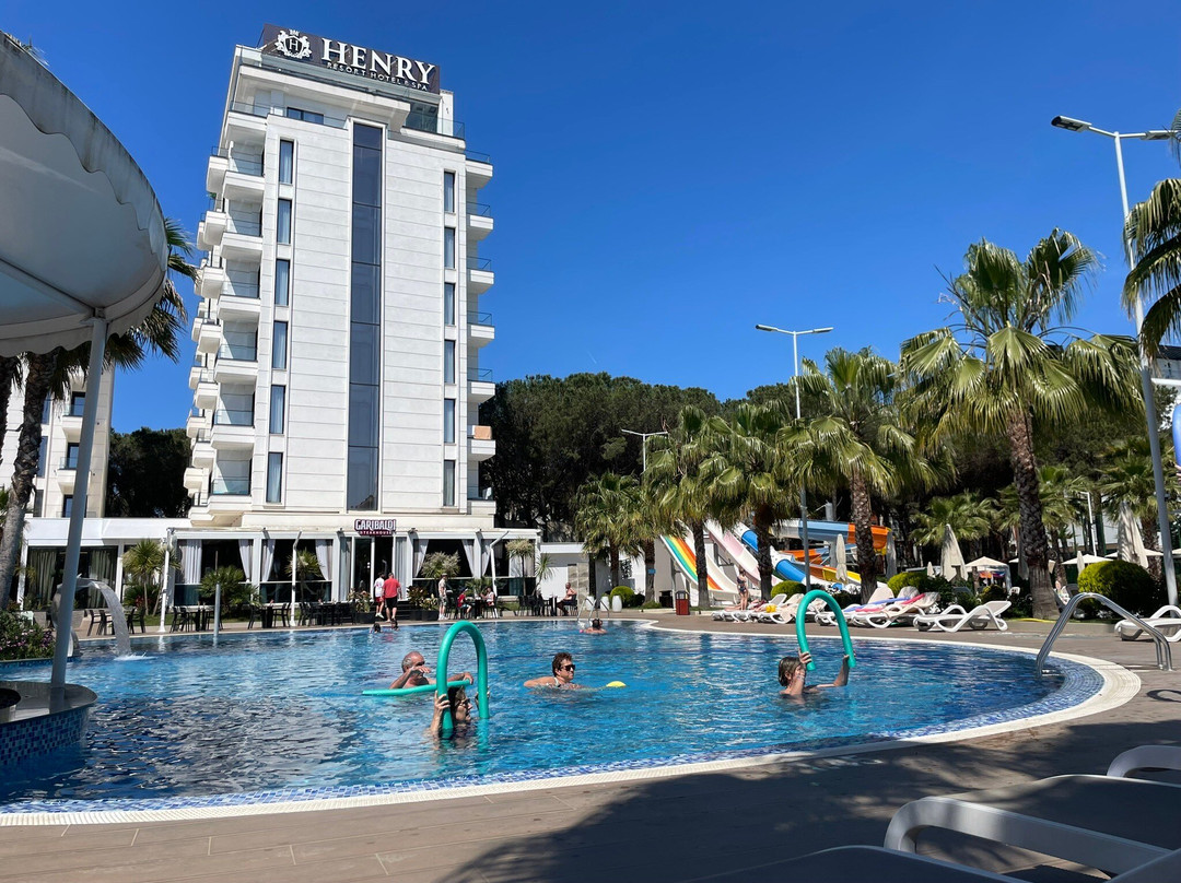 Henry Resort And Spa