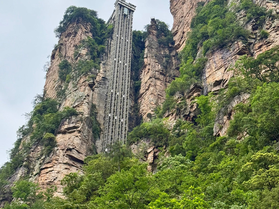 百龙观光电梯-张家界市必去景点