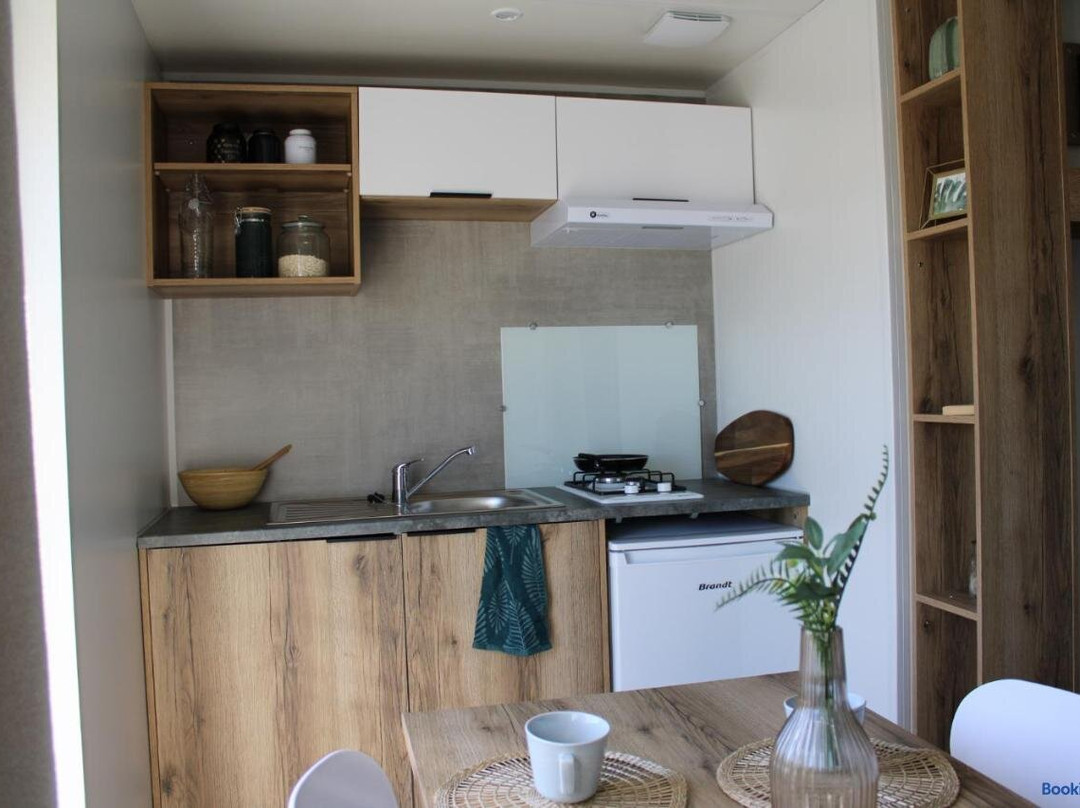 Studette hoteliere - Les Chalets du lac Belcaire