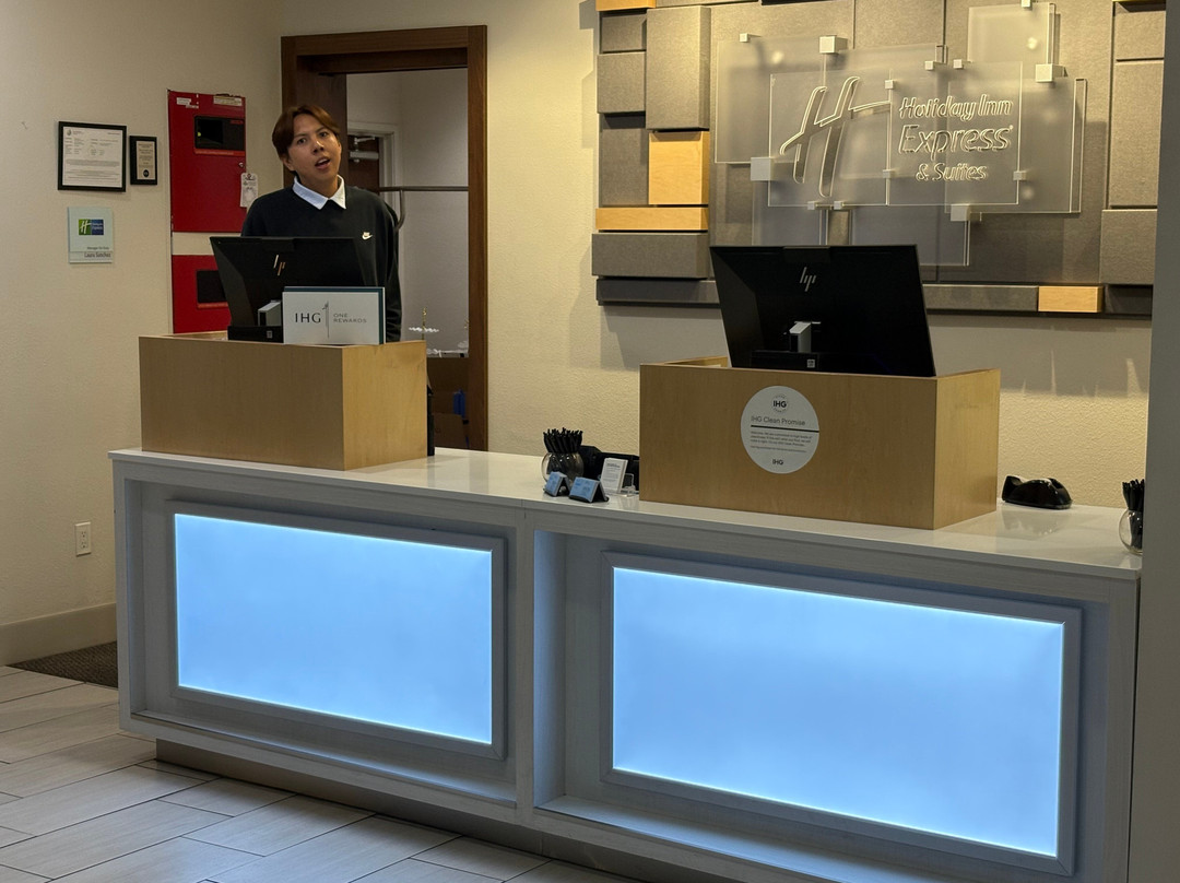 Holiday Inn & Suites 阿尔伯克基机场，大学区主图