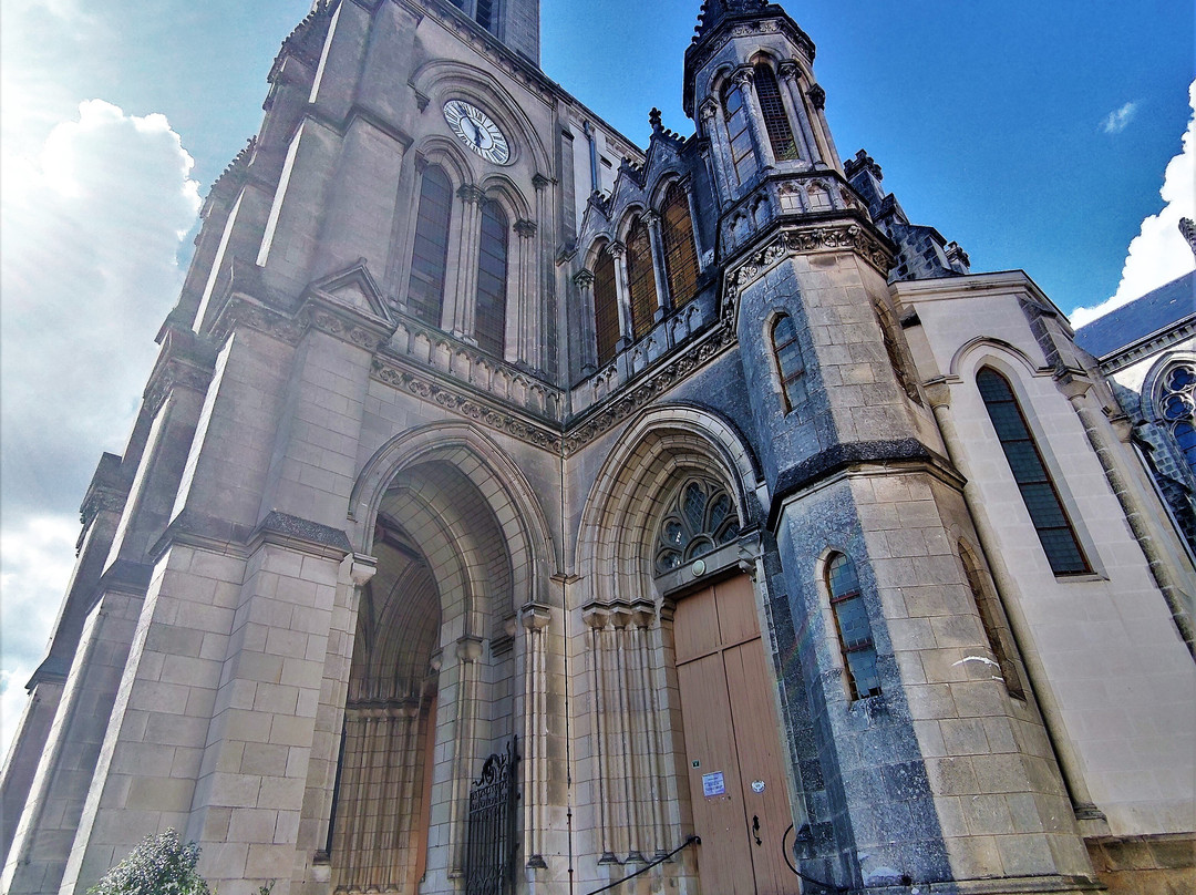 Eglise Saint Pierre de Cholet-绍莱必去景点