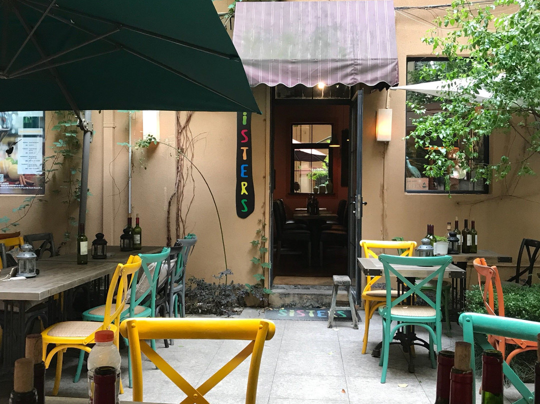 SISTERS Bar & Restaurant
