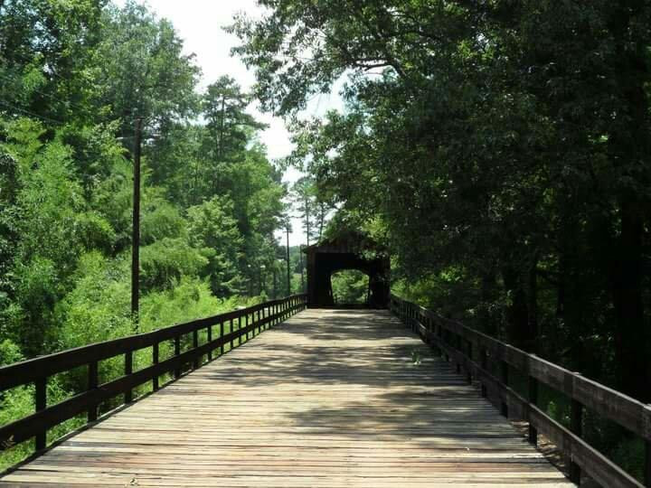 Molena旅游景点-Big Red Oak Creek Covered Bridge