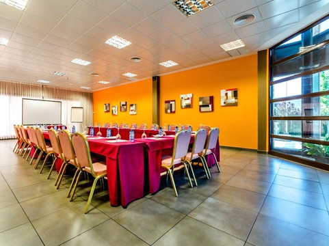 阿尔卡拉广场酒店主图