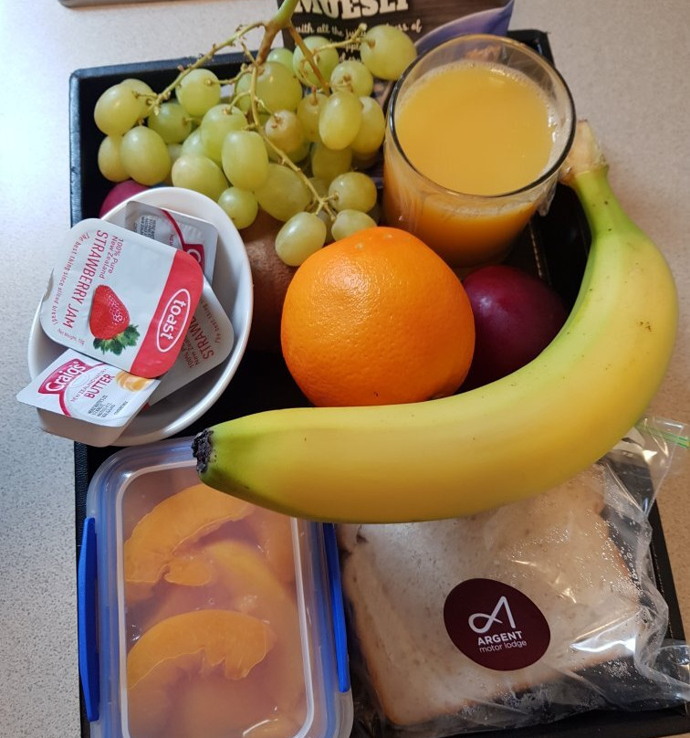 银色汽车旅馆主图