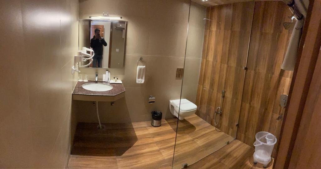 Aaroham The Watergate Hotel Bhimtal-浴室