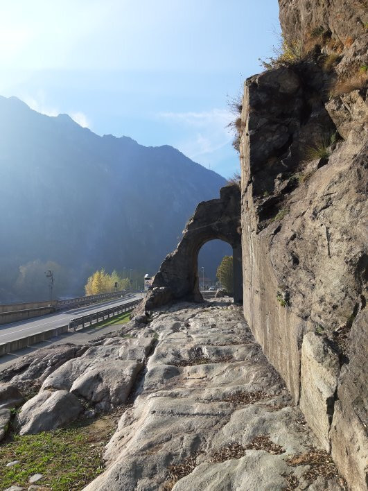 The Roman road to the Gauls and its arch景点图片