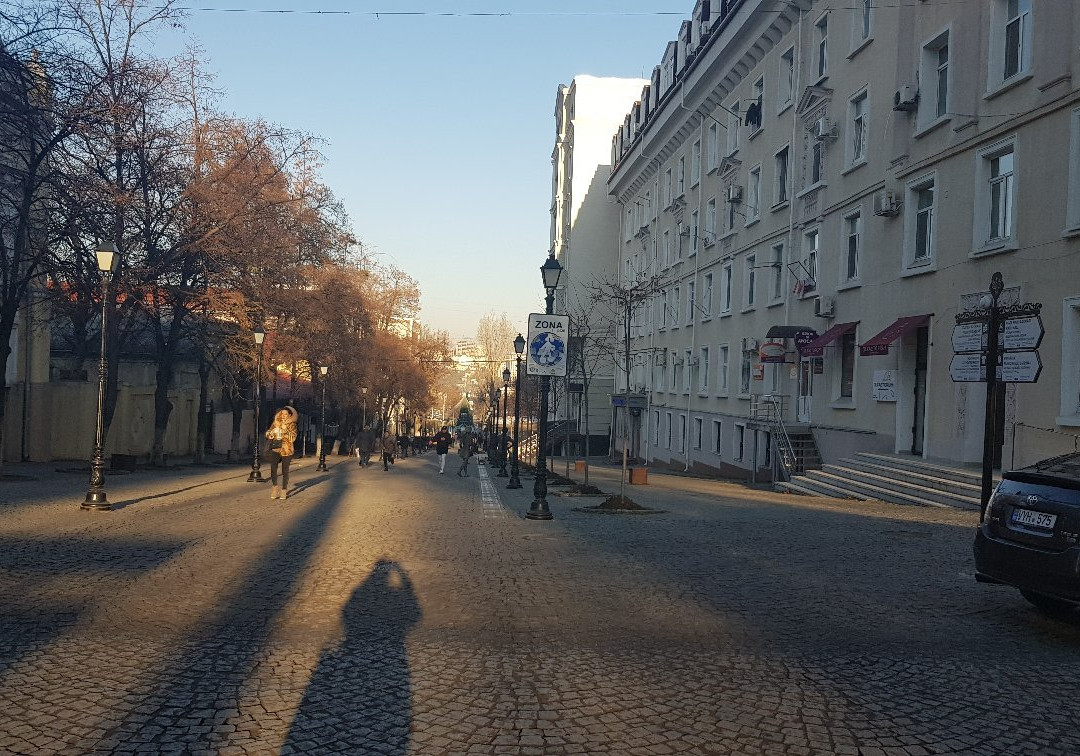 Sculpture of Lovers-基希讷乌必去景点