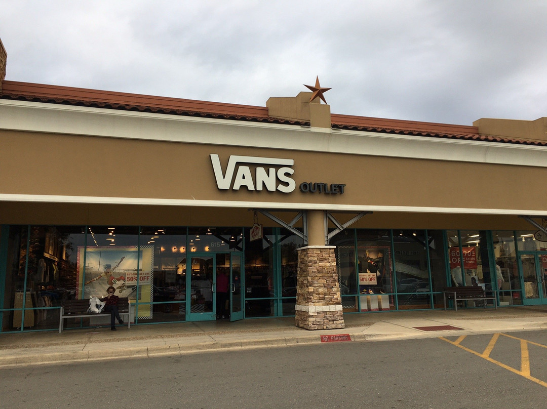 圣马可斯奥特莱斯名品折扣购物中心-圣马科斯必去景点