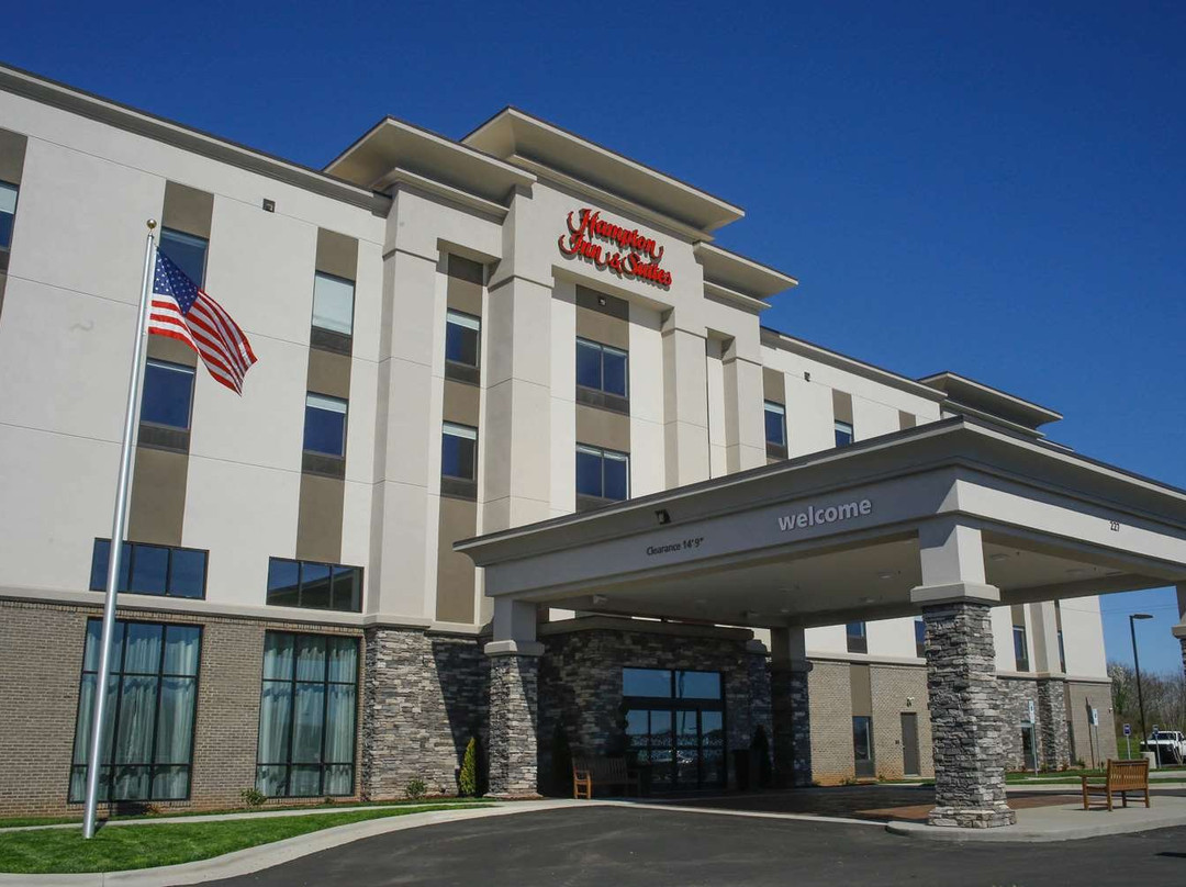 Hampton Inn & Suites Forest City主图