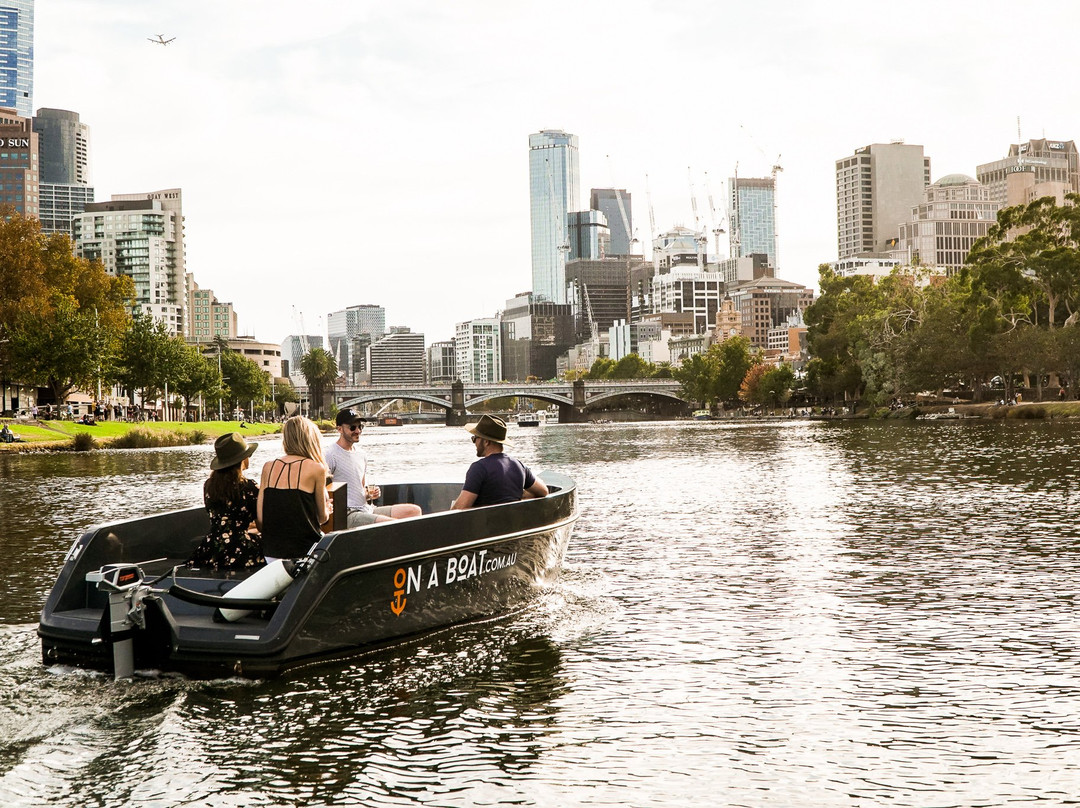 ON A BOAT-墨尔本必去景点