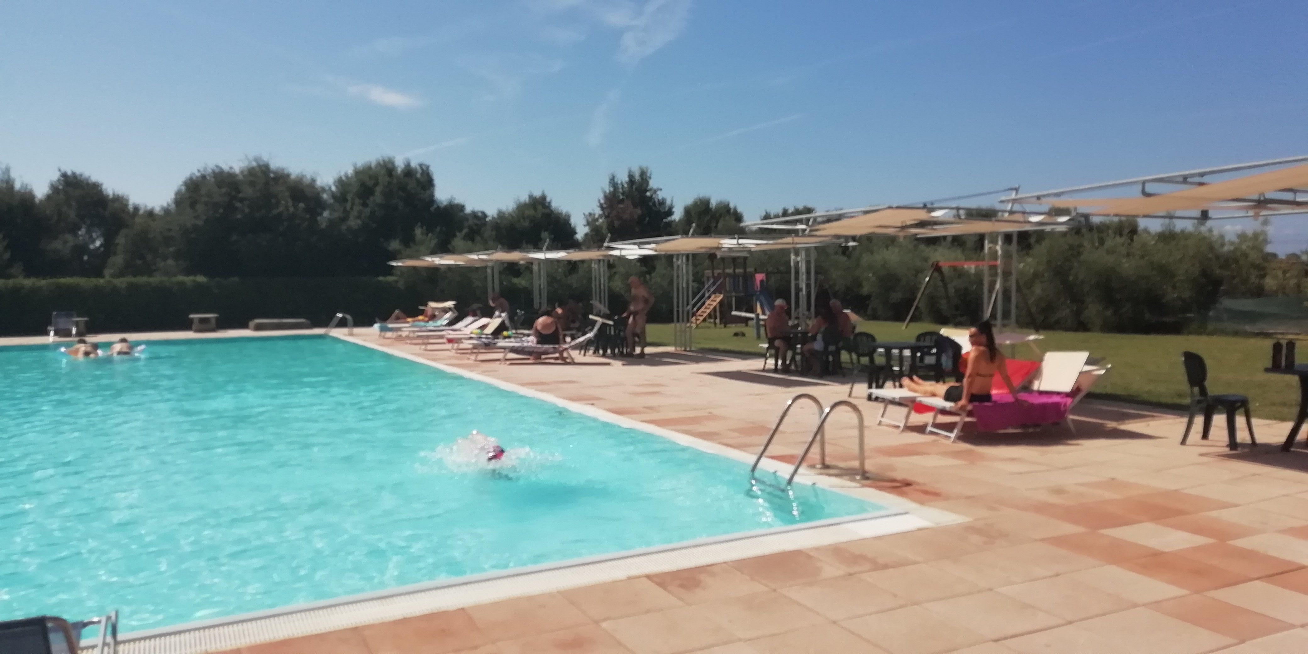 Residence Borgo degli Olivi-泳池