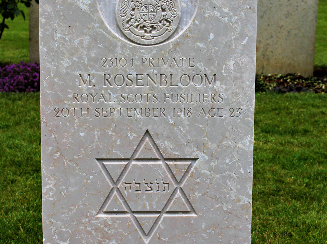 Pont-D'Achelles Military Cemetery景点图片