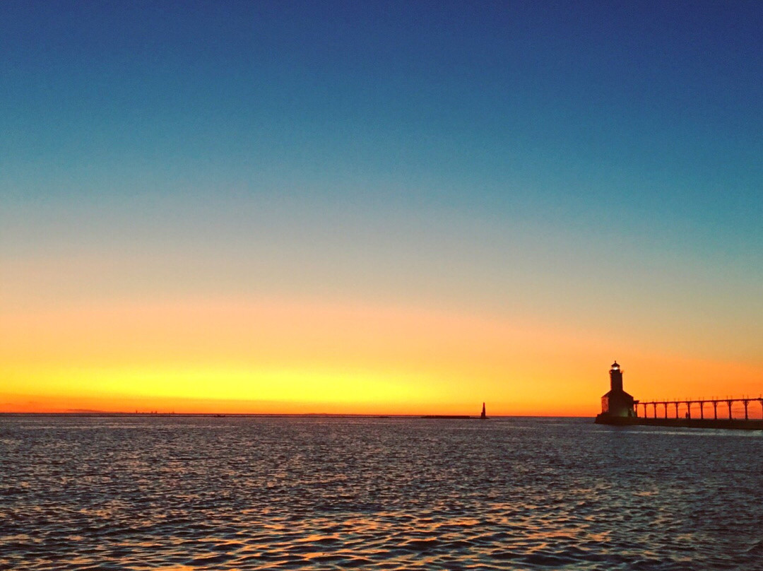 燈塔及碼頭-密歇根城必去景点
