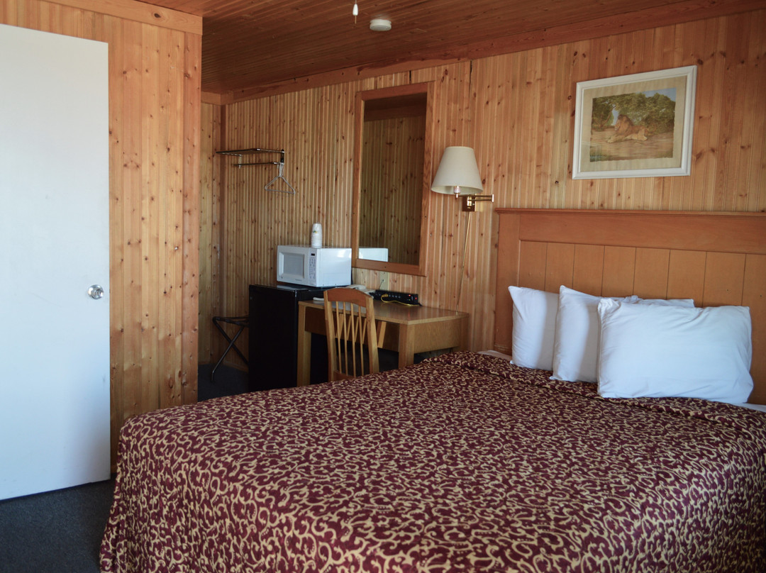 Green Acre Motel by OYO Near Rush County Airport主图