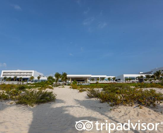 女人海滩悦宜湾奢享酒店主图