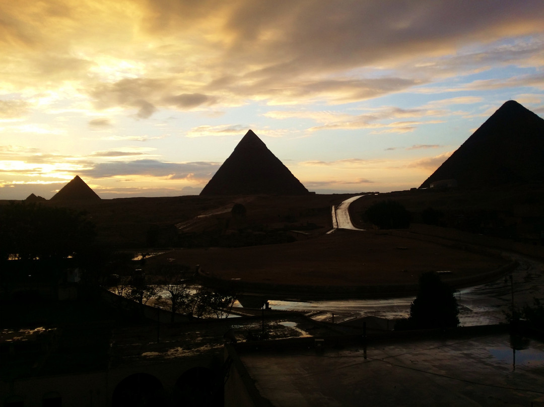 Egypt Pyramids Inn主图