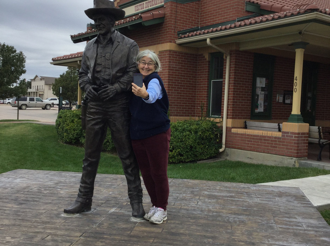Cowboy Statue On Boot Hill-道奇城必去景点