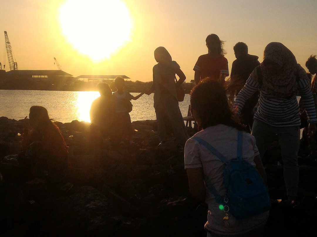 Kejawanan Beach-井里汶必去景点
